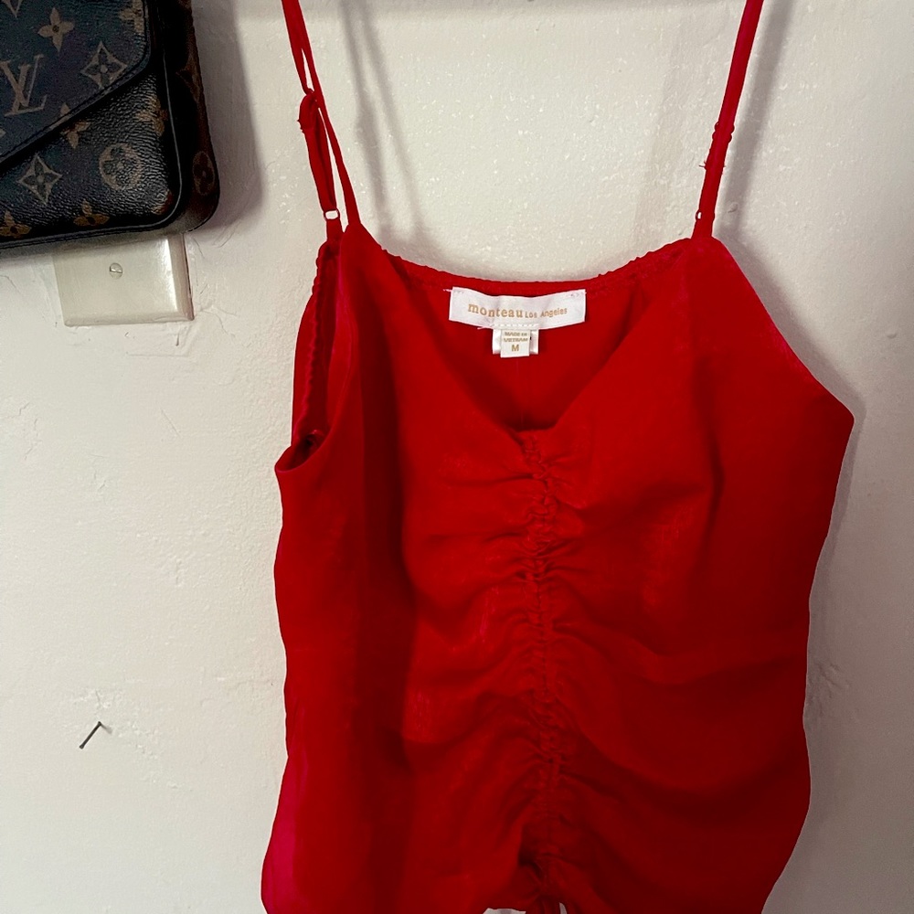 super cute red top!